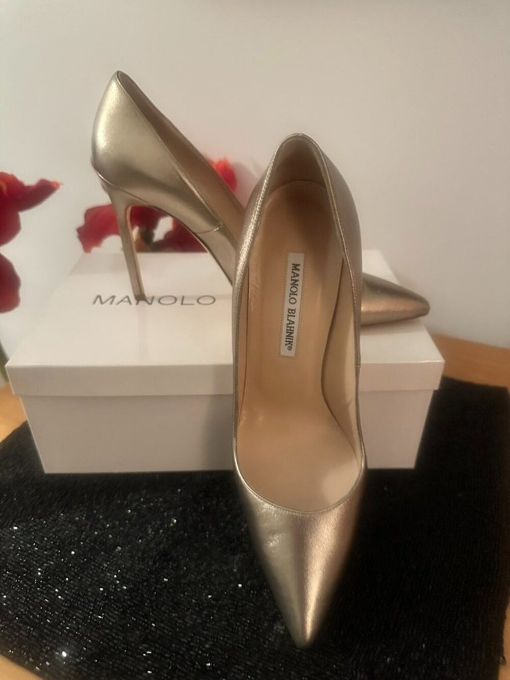 Manolo Blahnik Gold Metallic Pumps Size 39